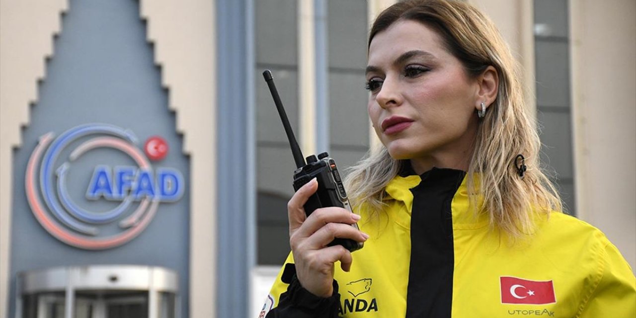 Düzce Depreminde Yaşadığı Acıları, İnsani Yardım Ve Arama Kurtarma Çalışmalarıyla Hafifletiyor