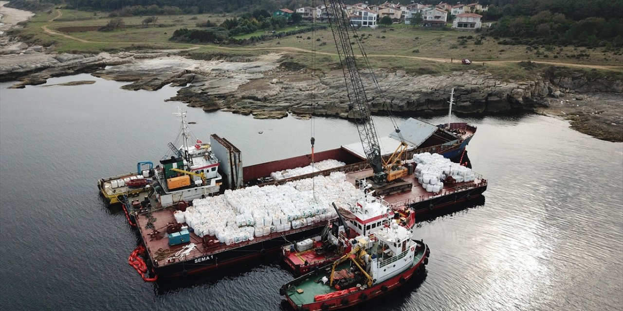Kocaeli'de Karaya Oturan Gemideki Yükün Tahliyesine Başlandı