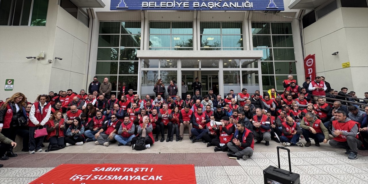 Sosyal Haklarını Alamayan İzmir Büyükşehir Belediyesi İşçilerinden Oturma Eylemi