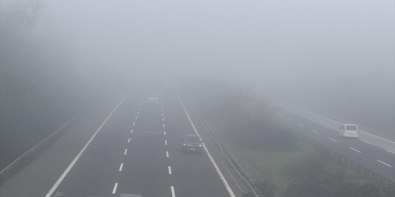 Anadolu Otoyolu'nun Düzce Kesiminde Sis Etkili Oldu