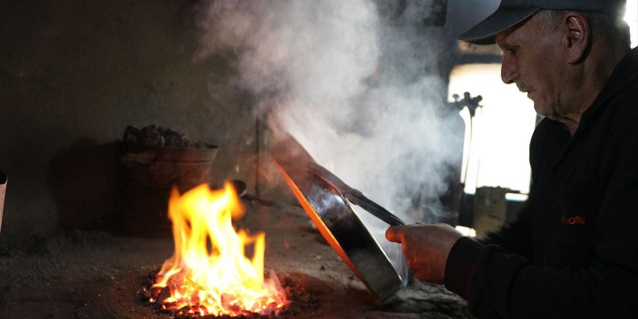 Erzurum'un Son Ustalarından Fuat Kavgacı 61 Yıldır Kalaycılık Ateşini Söndürmüyor