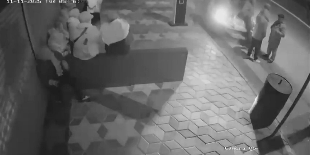 Ankara'da Hafif Ticari Aracın Durakta Bekleyenlere Çarptığı Kazada 6 Kişi Yaralandı