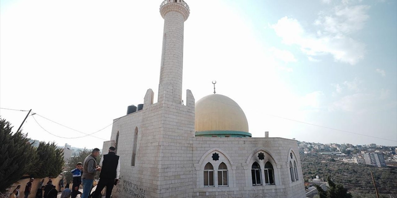 Filistin Topraklarını Gasbeden İsrailliler, Batı Şeria'da Bir Camiyi Kundakladı