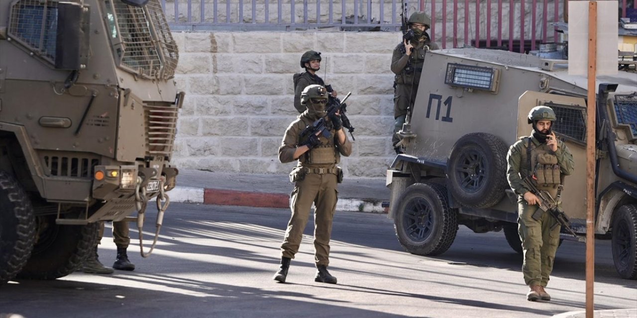 İsrail Ordusu İşgal Altındaki Batı Şeria'da 15 Filistinliyi Gözaltına Aldı