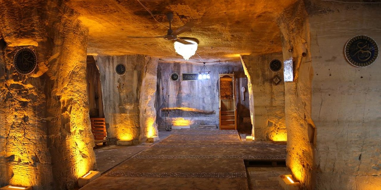 Şanlıurfa'da Kayadan Oyma Tarihi Mağara Camisi, Ziyaretçilerini Bekliyor