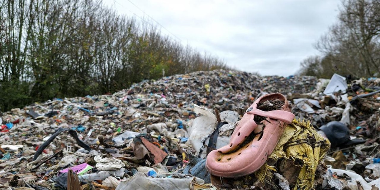 İngiltere'nin Oxfordshire Bölgesinde Bir Araziye Yüzlerce Ton Kaçak Atık Döküldü
