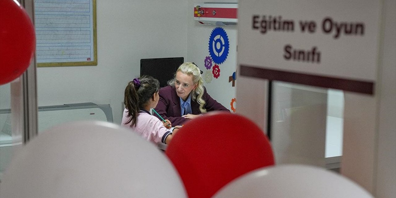 İzmir'de Tedavileri Nedeniyle Okula Gidemeyen Çocukların Sınıfı Hastaneye Taşınıyor