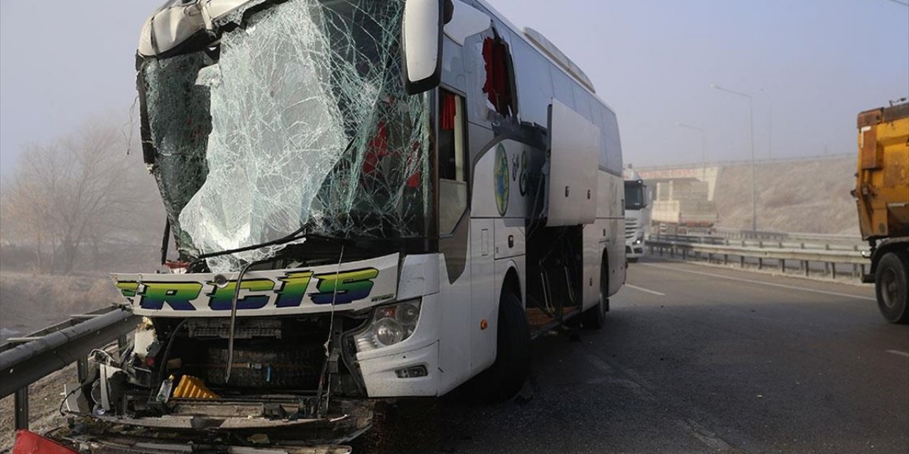 Erzurum'da Yolcu Otobüsü İle Tırın Çarpıştığı Kazada 11 Kişi Yaralandı