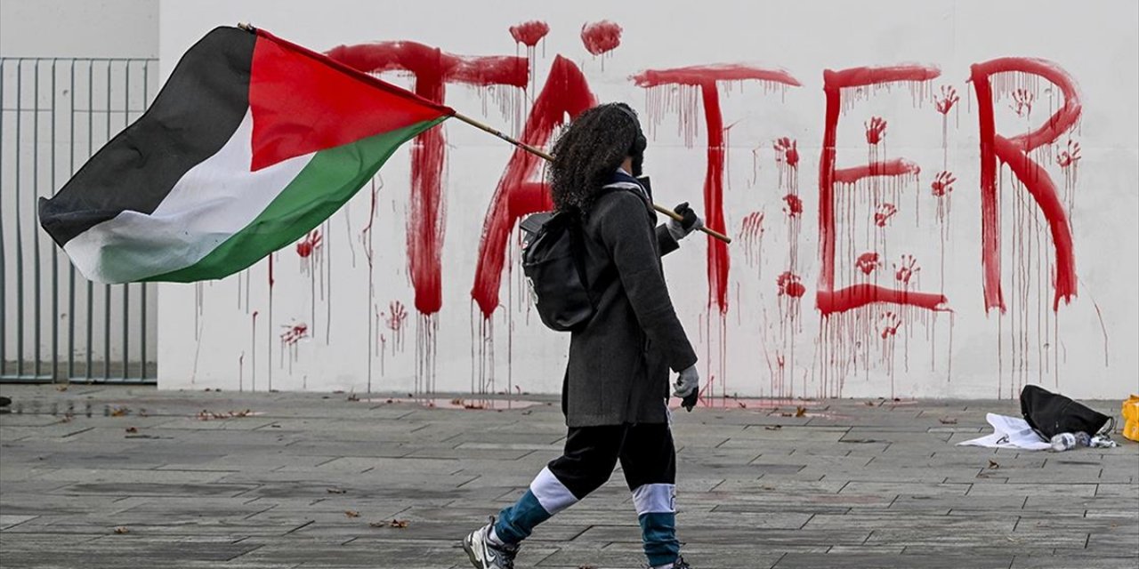 Almanya'da Filistin Destekçileri Başbakanlık Binasına Kırmızı Boyayla "Failler" Yazdı