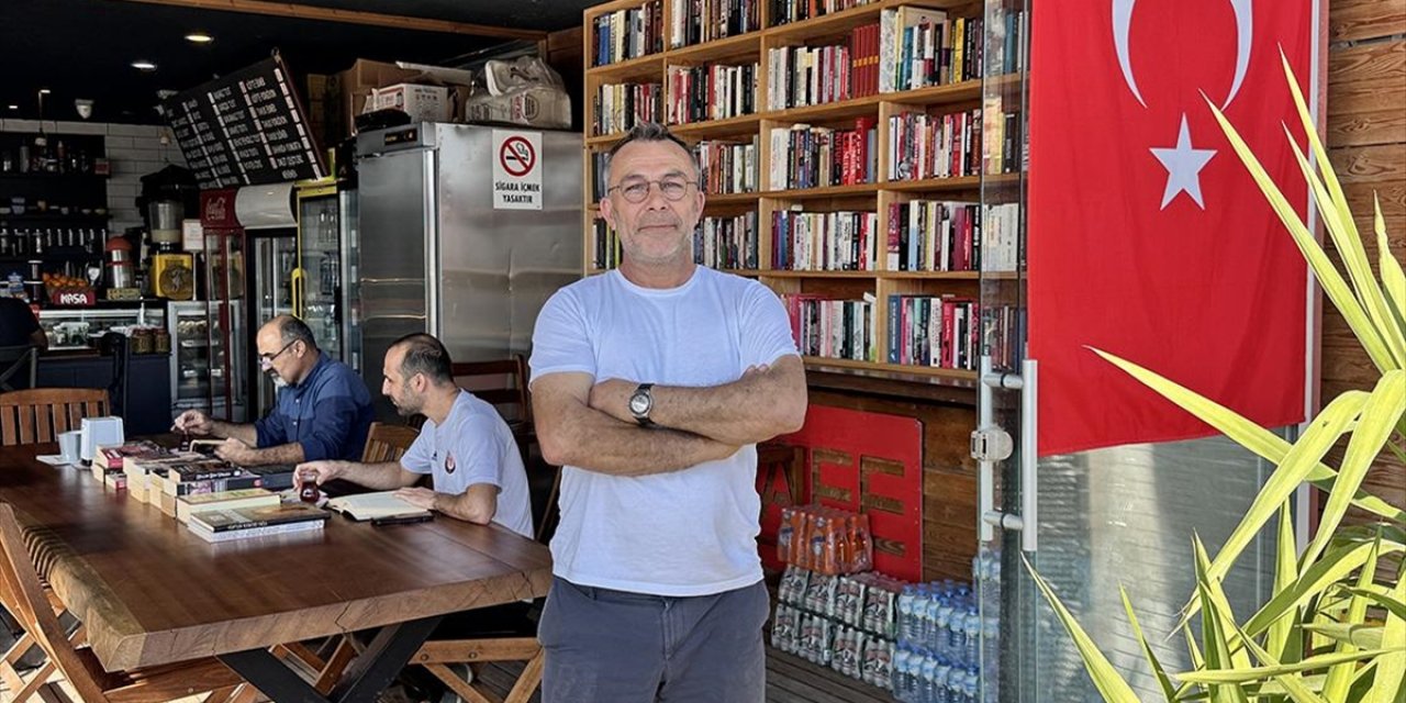 Bodrumlu Esnaf Kafeteryasında Oluşturduğu Kitaplıkla Müşterilerini Okumaya Teşvik Ediyor