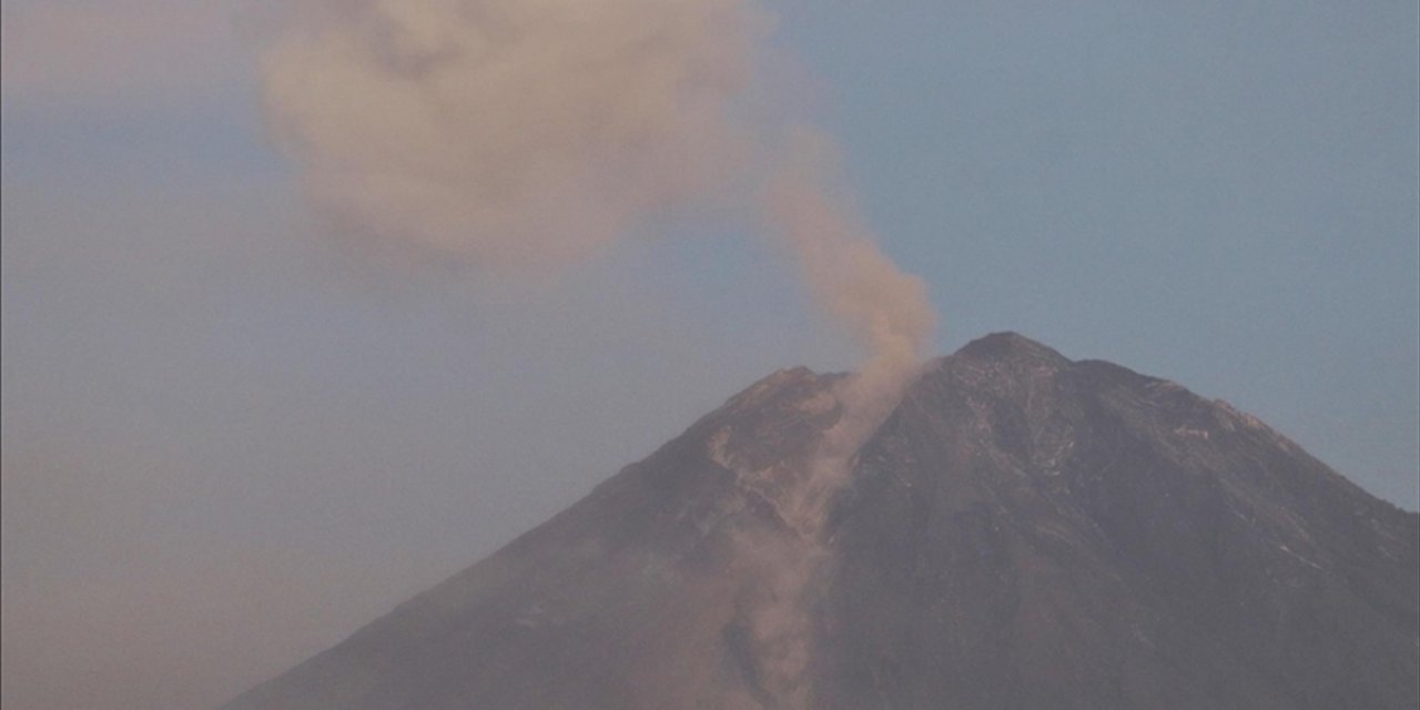 Endonezya'da Semeru Yanardağı'nda Patlama Meydana Geldi