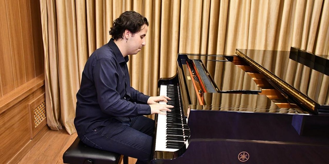 Görme Engelli Konservatuvar Öğrencisinin Hedefi Piyanoyla Dünyaya Açılmak