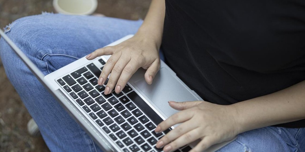 Cambridge Sözlüğü, "Parasocial"ı 2025'in Kelimesi Seçti