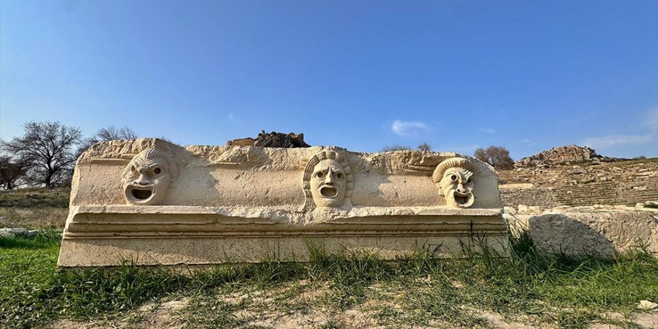 Osmaniye'deki Kastabala Antik Kenti'nde 5 Mask Kabartması Daha Bulundu