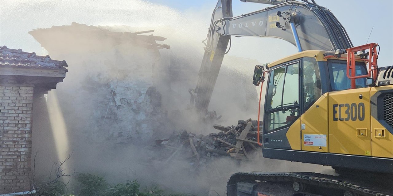 Sındırgı'da Hasarlı Yapıların Yıkımı Sürüyor
