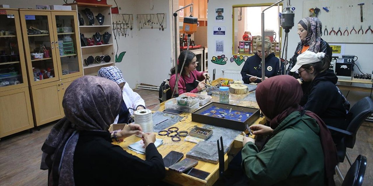 Tokat'ta Doğal Taşlar Kadınların Elinde Hediyelik Eşyaya Dönüşüyor