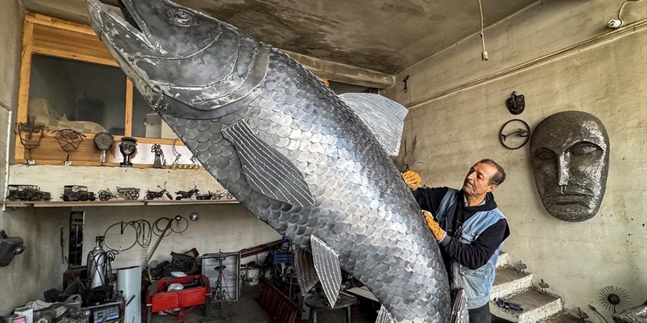 İranlı Heykeltıraş 350 Kilogramlık Hurda Demirden "İnci Kefali" Heykeli Yaptı