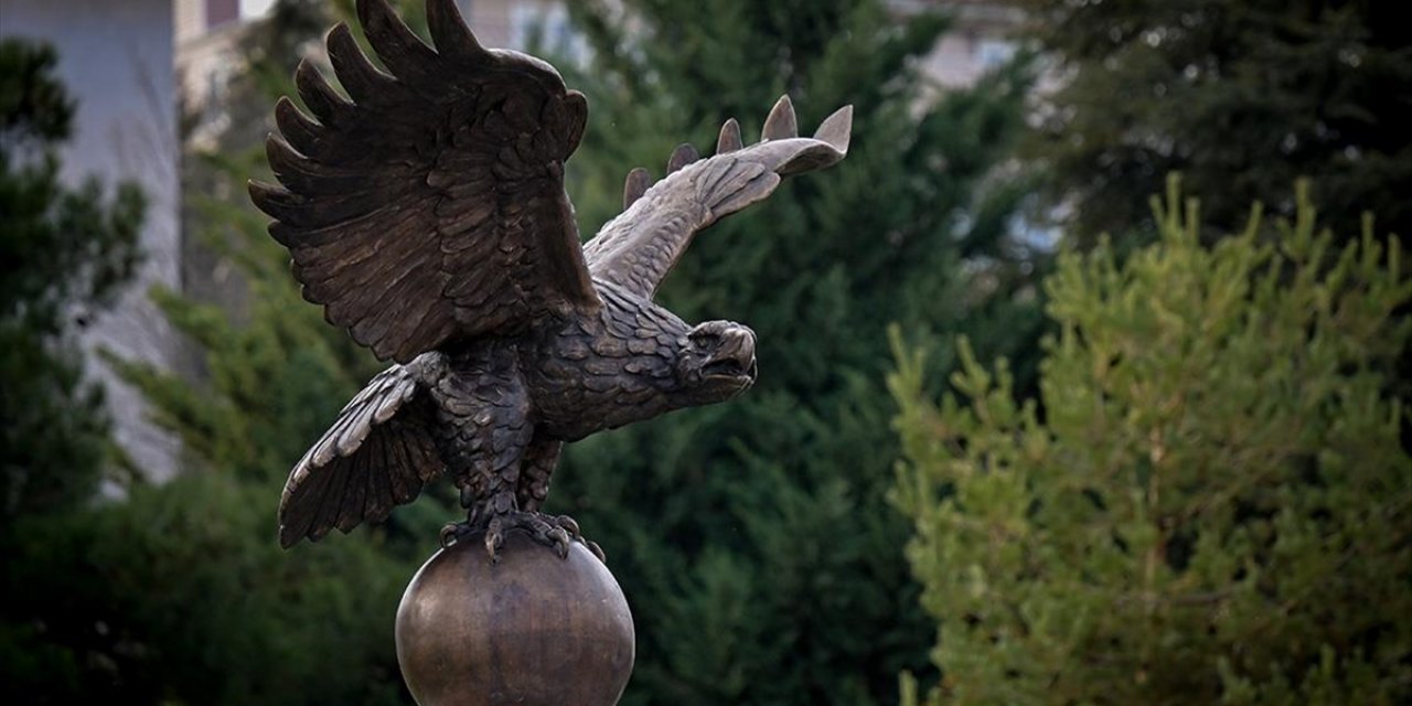 Türk Birliğini Simgeleyen "Tuğrul Kuşu" Heykeli İçin 650 Kilogram Bronz Kullanıldı