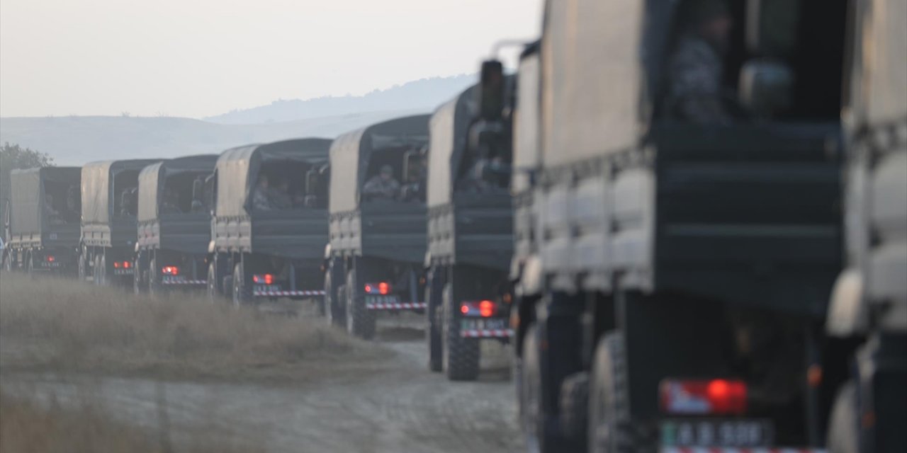 Düşen Askeri Uçağın Enkazı Tırlarla Yurda Getirildi