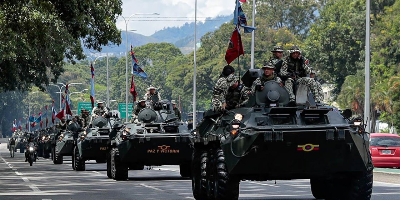 ABD'nin Karayipler Yığınağı Sonrası Venezuela'nın Askeri Gücü Tartışma Konusu Oldu