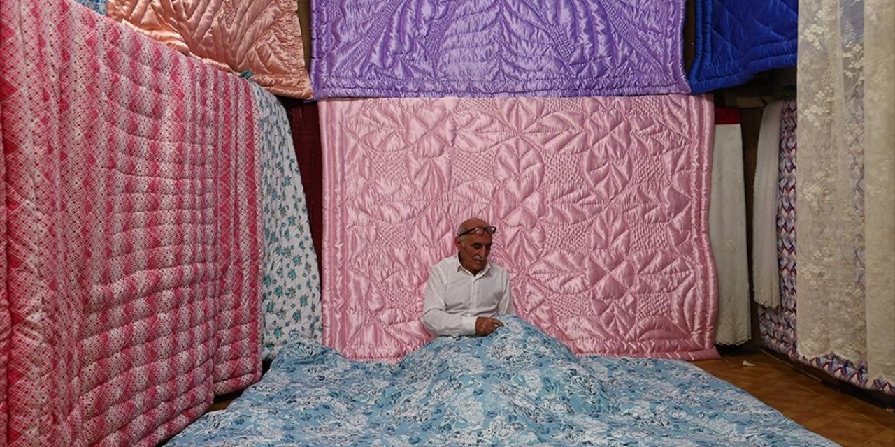 Trabzonlu Yorgancı Mehmet Usta, Mesleğini 60 Yıldır Aynı Dükkanda Sürdürüyor