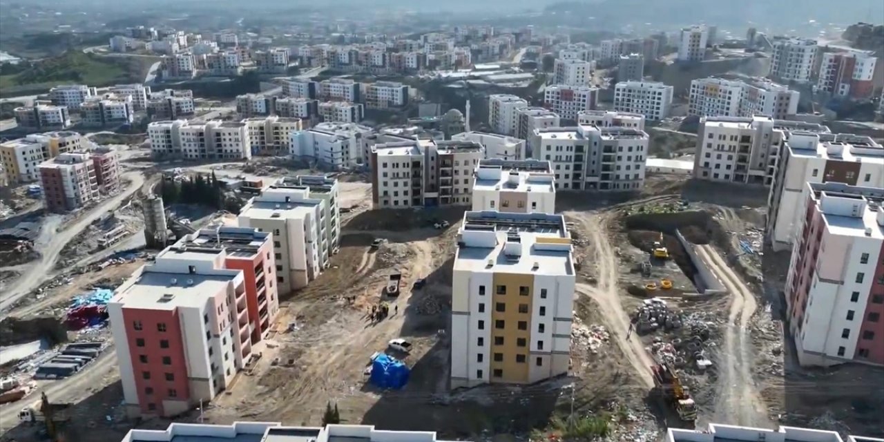 Hatay Defne'de Afet Konutlarının ve Ticaret Merkezlerinin Yapımı Sürüyor