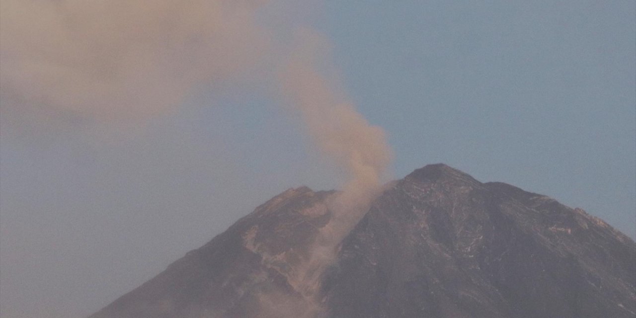 Endonezya'da Semeru Yanardağı'ndaki Patlamanın Ardından Mahsur Kalan 178 Dağcı Kurtarıldı