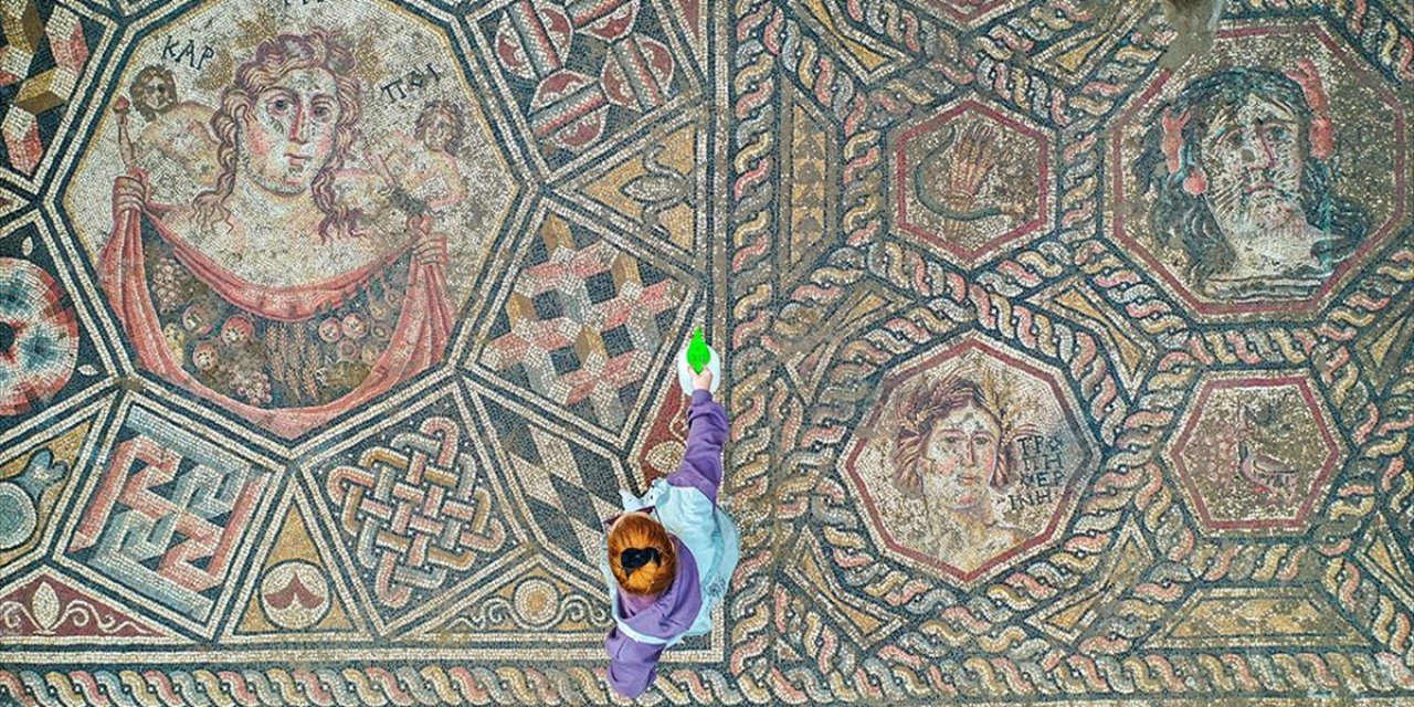 İznik'te Tasvirlerle Bezenmiş 3. Yüzyıla Ait Taban Mozaiği Gün Yüzüne Çıkarılıyor