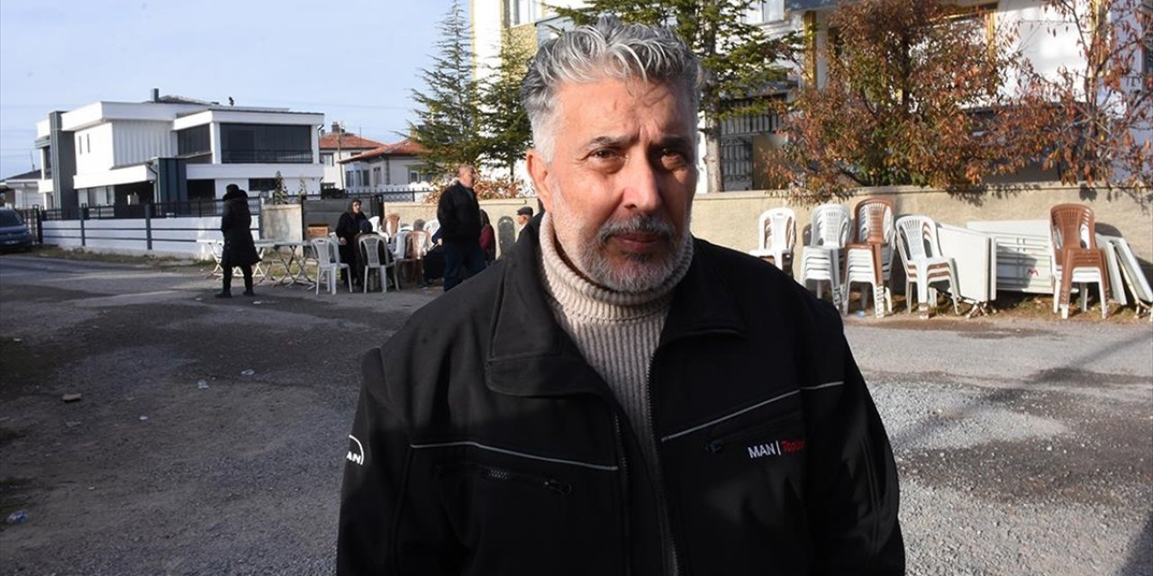 Fatih'te Zehirlenme Şüphesiyle Oğlunu, Gelinini ve İki Torunu Kaybeden Babanın Acısı Dinmiyor