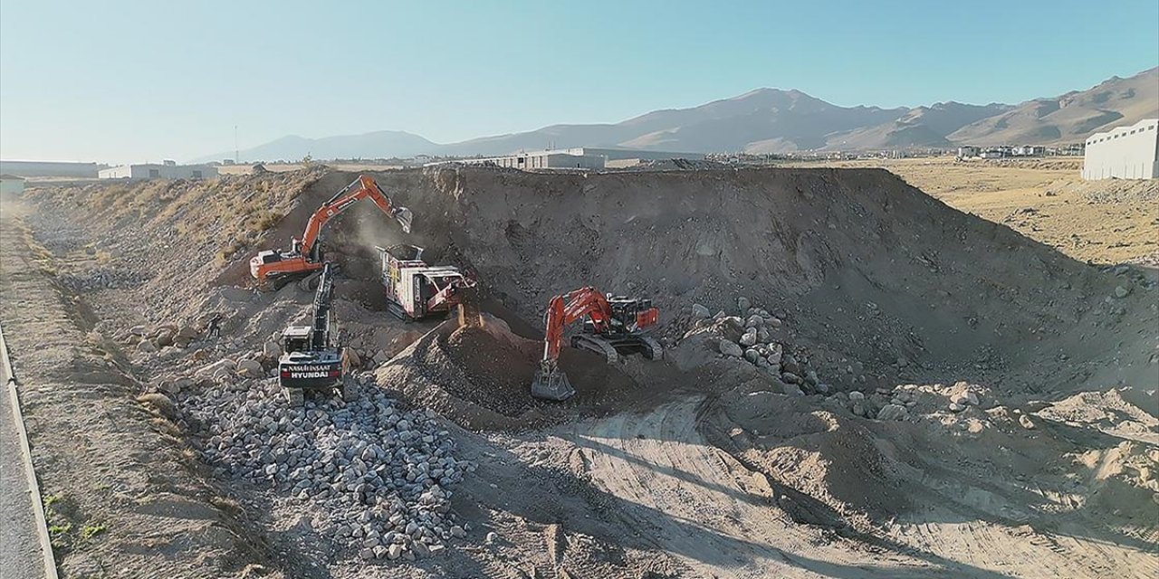 Niğde OSB'deki Parsellerden Çıkan Hafriyatla Yaklaşık 40 Milyon Lira Tasarruf Sağlandı