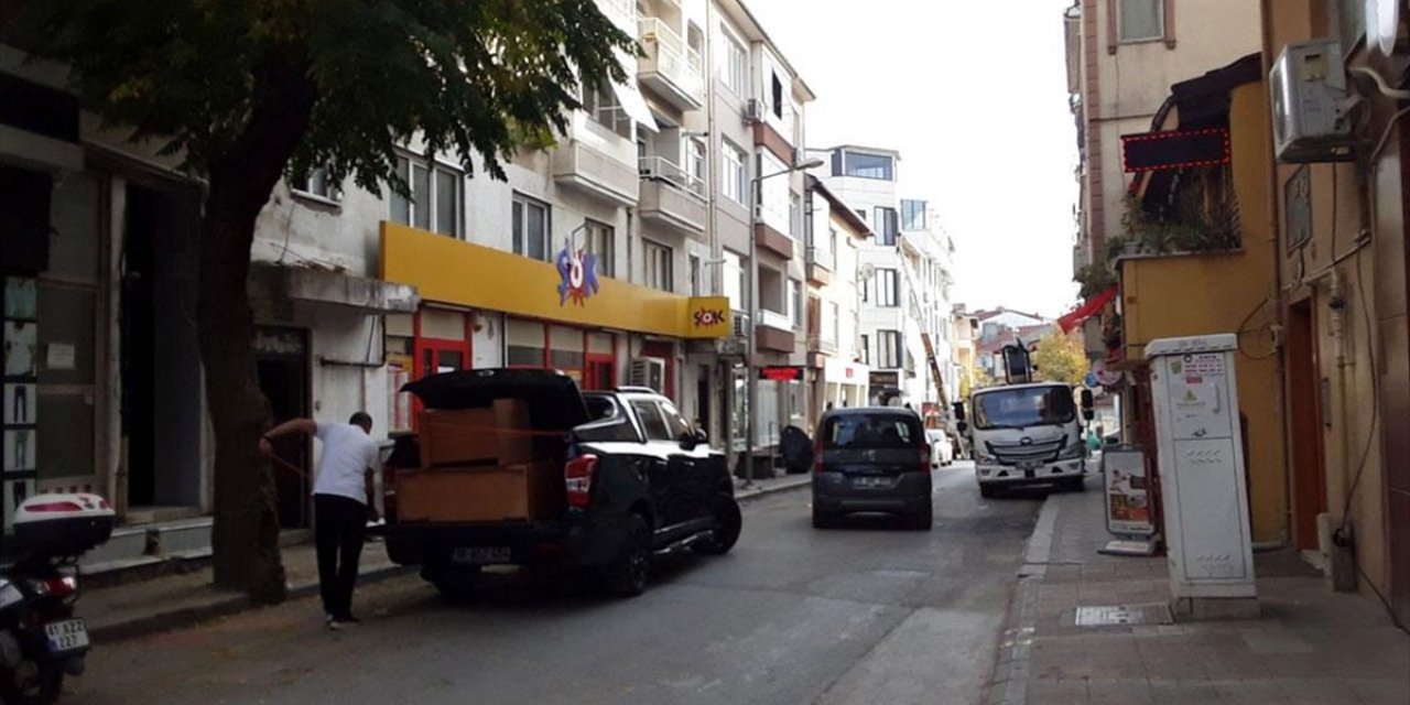 Kocaeli'de Kolonlarında Çatlak Oluşan 5 Katlı Bina Boşaltıldı