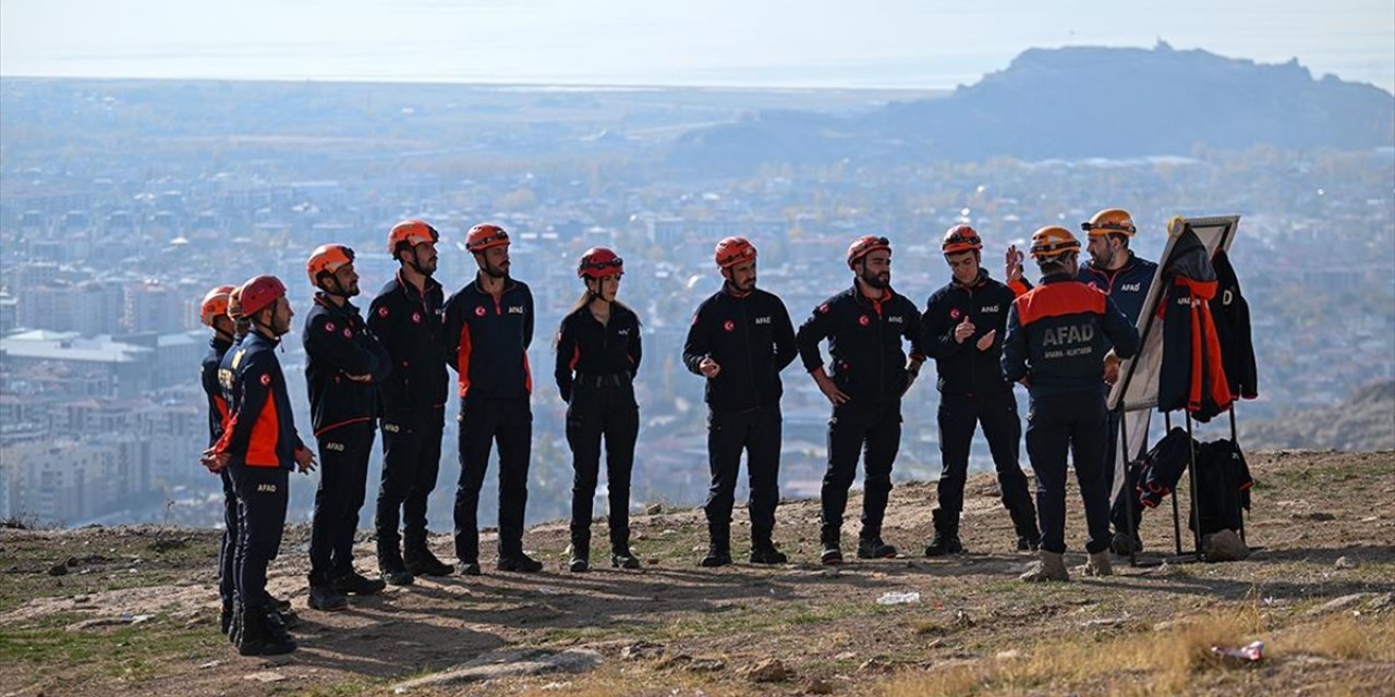 AFAD'ın Yeni Arama Kurtarma Ekipleri, Göreve Zorlu Eğitimlerle Hazırlanıyor