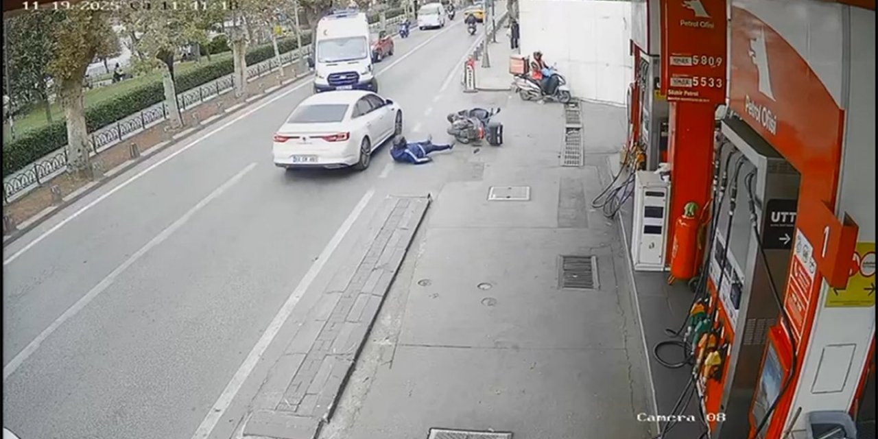 Üsküdar'da Ambulansa Yol Veren Motosikletliyle Otomobilin Çarpması Kamerada