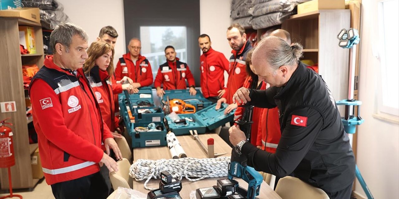Öğretmenler Olası Afetlerde Hayat Kurtarmaya Hazırlanıyor