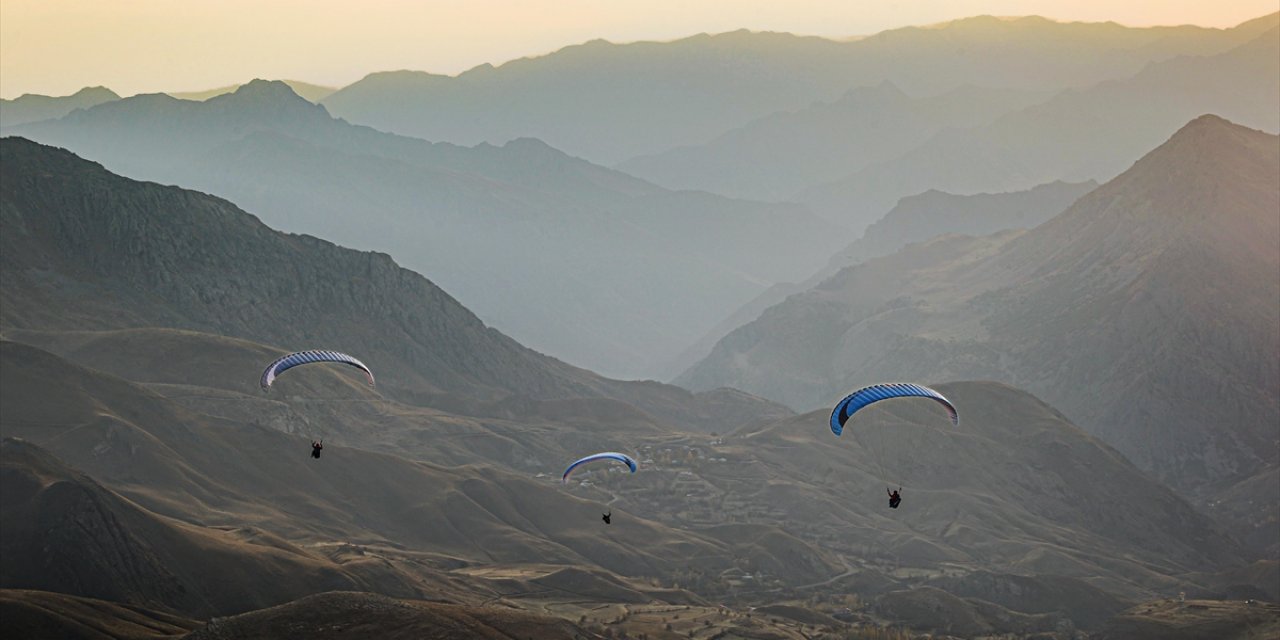 Hakkari Semaları Yamaç Paraşütüyle Renkleniyor