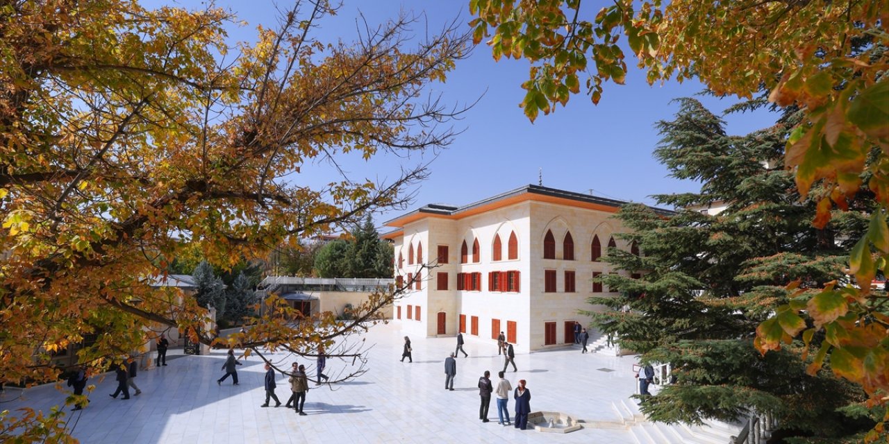 Somuncu Baba Külliyesi Sonbahar Renklerine Büründü