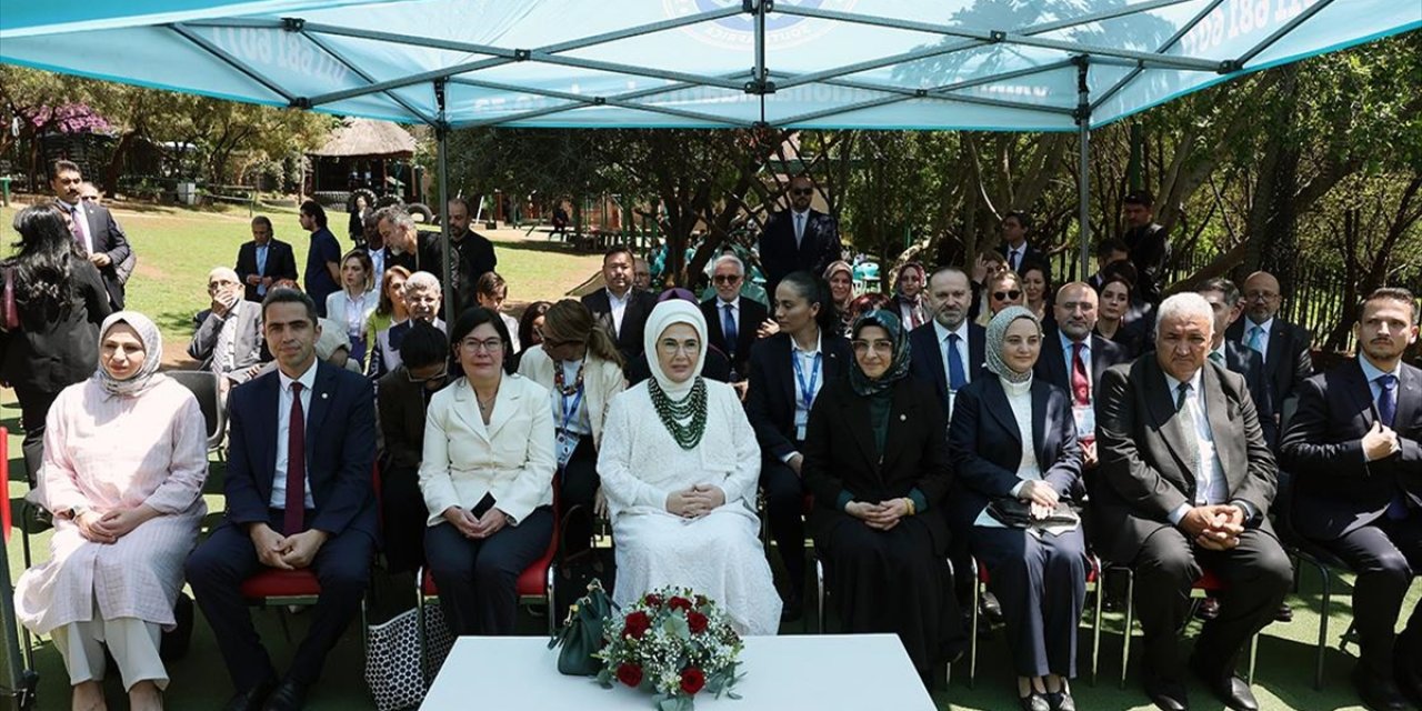 Emine Erdoğan, Güney Afrika'da Uluslararası Maarif Okulu'nu Ziyaret Etti