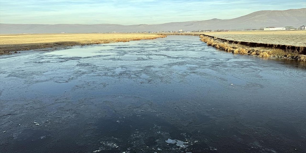 Ardahan'da Kura Nehri'nin Yüzeyi Buz Tutmaya Başladı