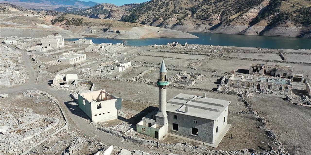 Kars'ta Baraj Sularının Çekilmesiyle Köy Gün Yüzüne Çıktı