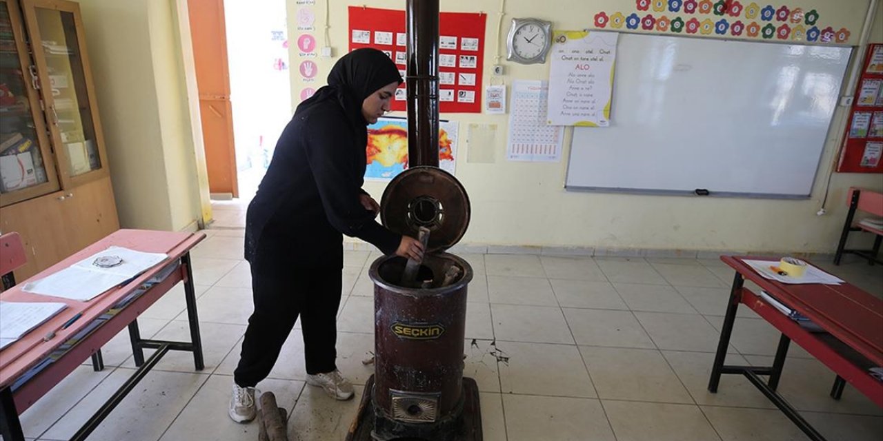 Dağ Köyünün Fedakar Öğretmeni Soba Yakarak Isıttığı Sınıfta Öğrencileri Geleceğe Hazırlıyor