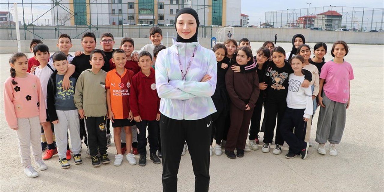 Ahsen Öğretmen Tekvandodaki Şampiyonluklarıyla Öğrencilerine Örnek Oluyor