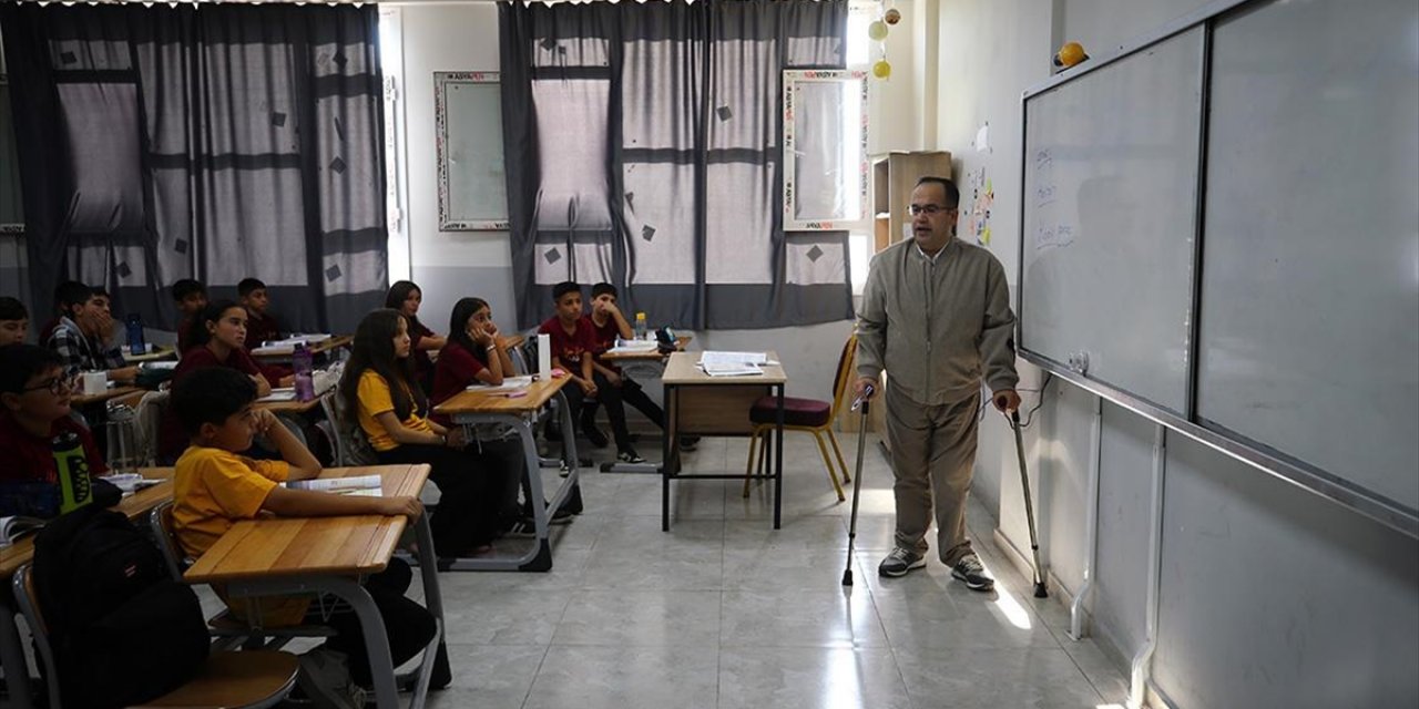 Yanlış İğneyle Engelli Kalan Veli Öğretmen 22 Yıldır Azmiyle Öğrencilerine Örnek Oluyor