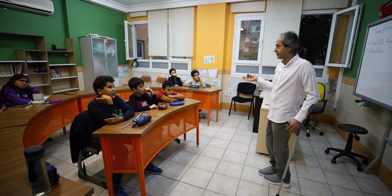 Koltuk Değnekli Mustafa Öğretmen Özel Yetenekli Öğrencileri Geleceğe Hazırlıyor