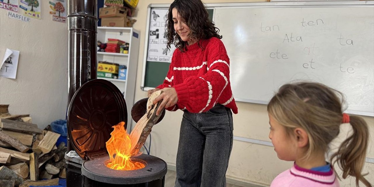 Okulunun Hem Müdürü Hem Öğretmeni Hem de Hizmetlisi