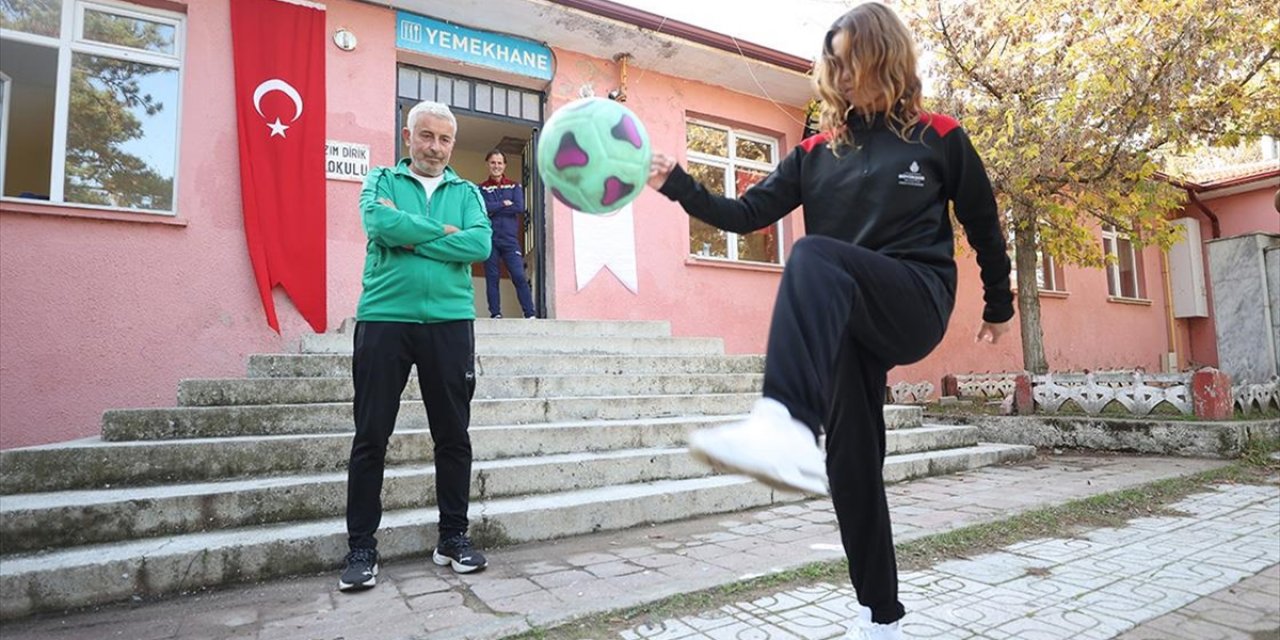 Tolga Öğretmen Köylerden Gelen Kız Öğrencilere Okulu Futsalla Sevdirdi