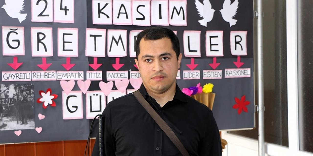 Karanlık Dünyasını Edebiyatla Aydınlatan Öğretmen, Öğrencilerine İlham Oluyor