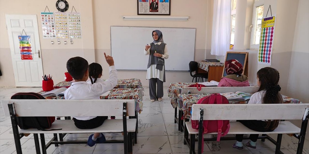 Irak Sınırında Görev Yapan Gülay Öğretmenden Okuldan Eve Uzanan Eğitim Seferberliği