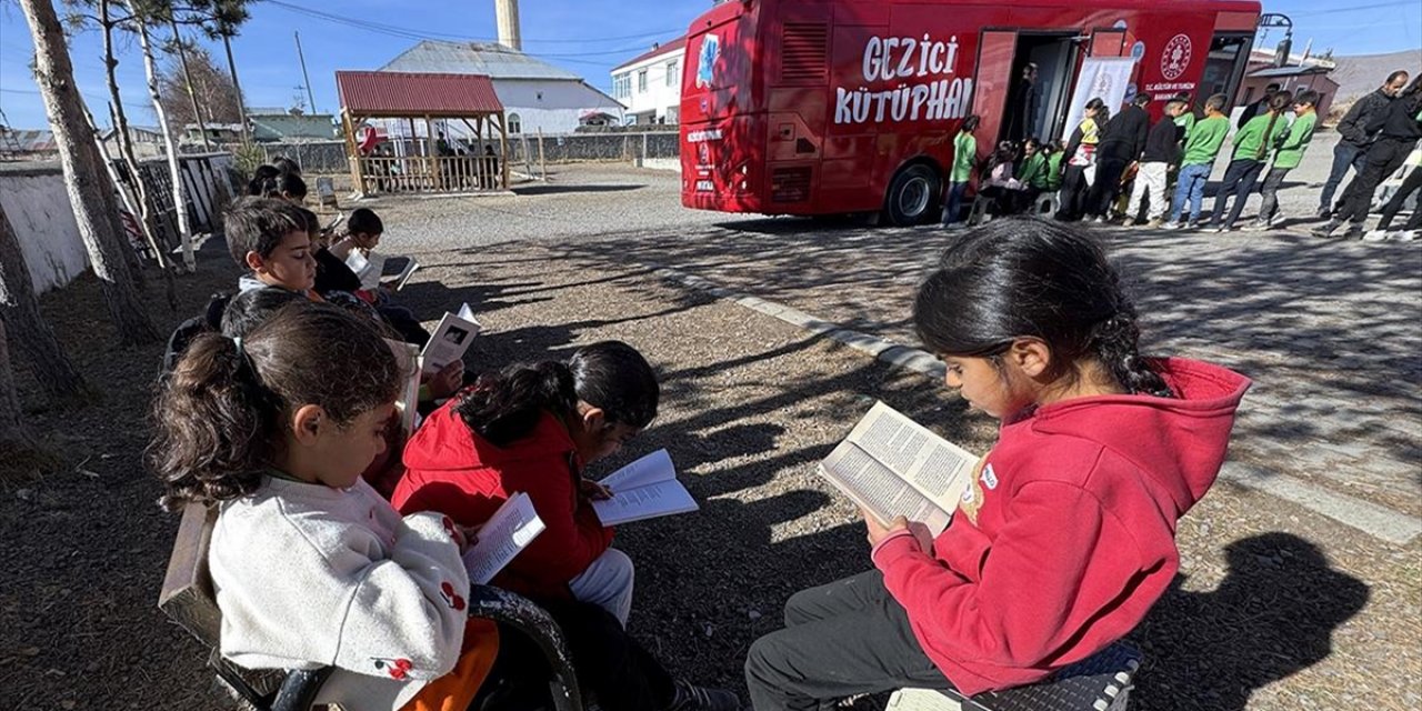 Ardahan'da Gezici Kütüphane Otobüsü 7 Yıldır Her Kesimi Kitapla Buluşturuyor