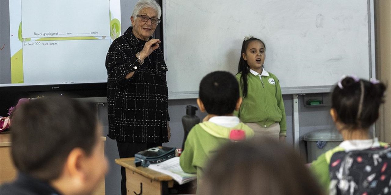 Emekliye Ayrılan Öğretmen 36 Yıl Sonra Eski Okulunda Tahta Karşısına Geçti