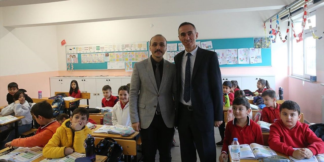 Sınıf Öğretmeni Meslektaşı Olan Eski Öğrencisiyle Aynı Okulda Görev Yapıyor